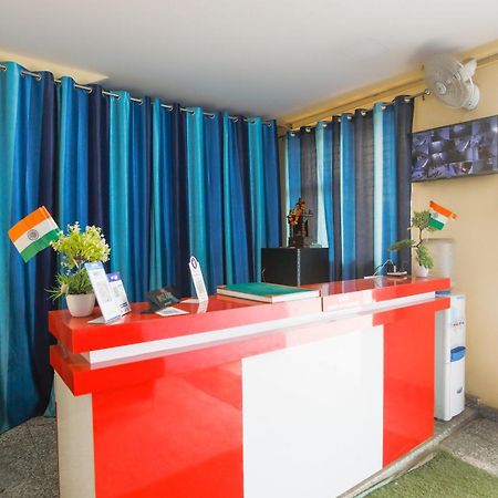 Hotel Diamond Imperial à Noida Extérieur photo