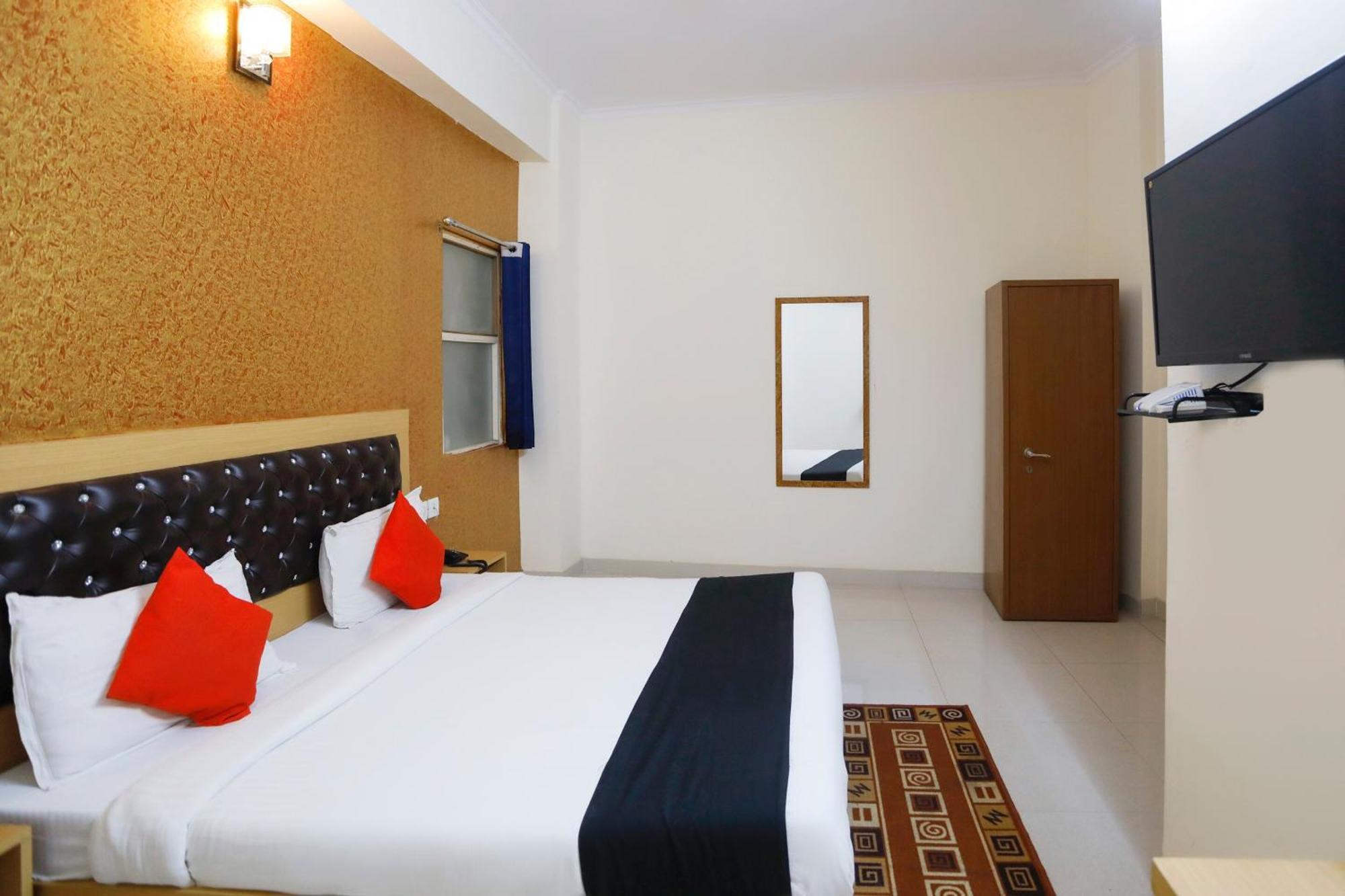 Hotel Diamond Imperial à Noida Extérieur photo