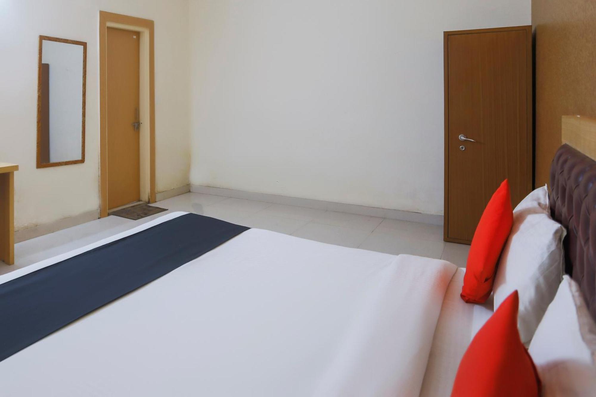 Hotel Diamond Imperial à Noida Extérieur photo
