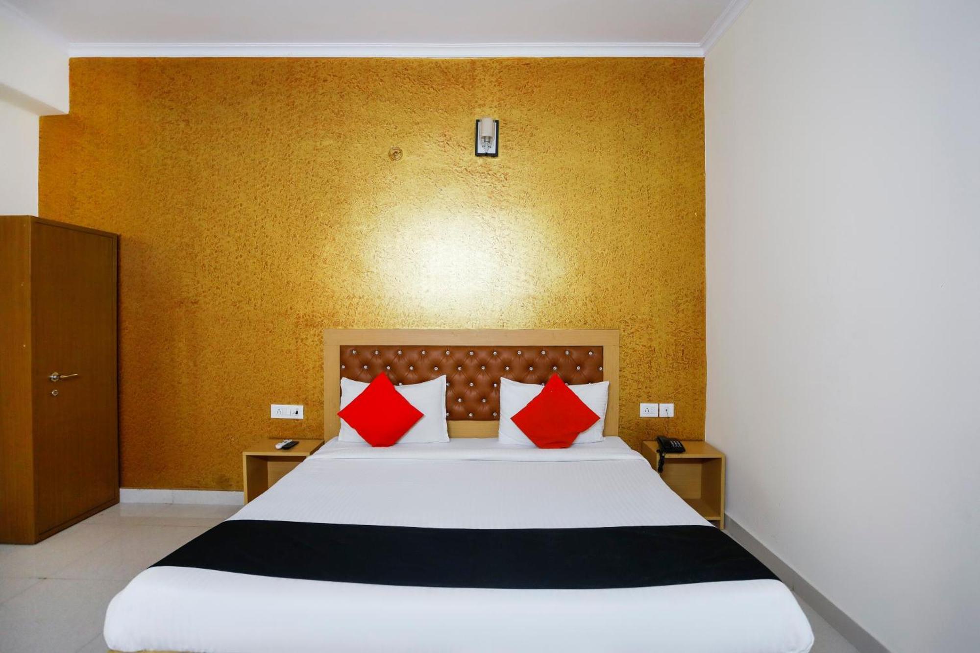 Hotel Diamond Imperial à Noida Extérieur photo