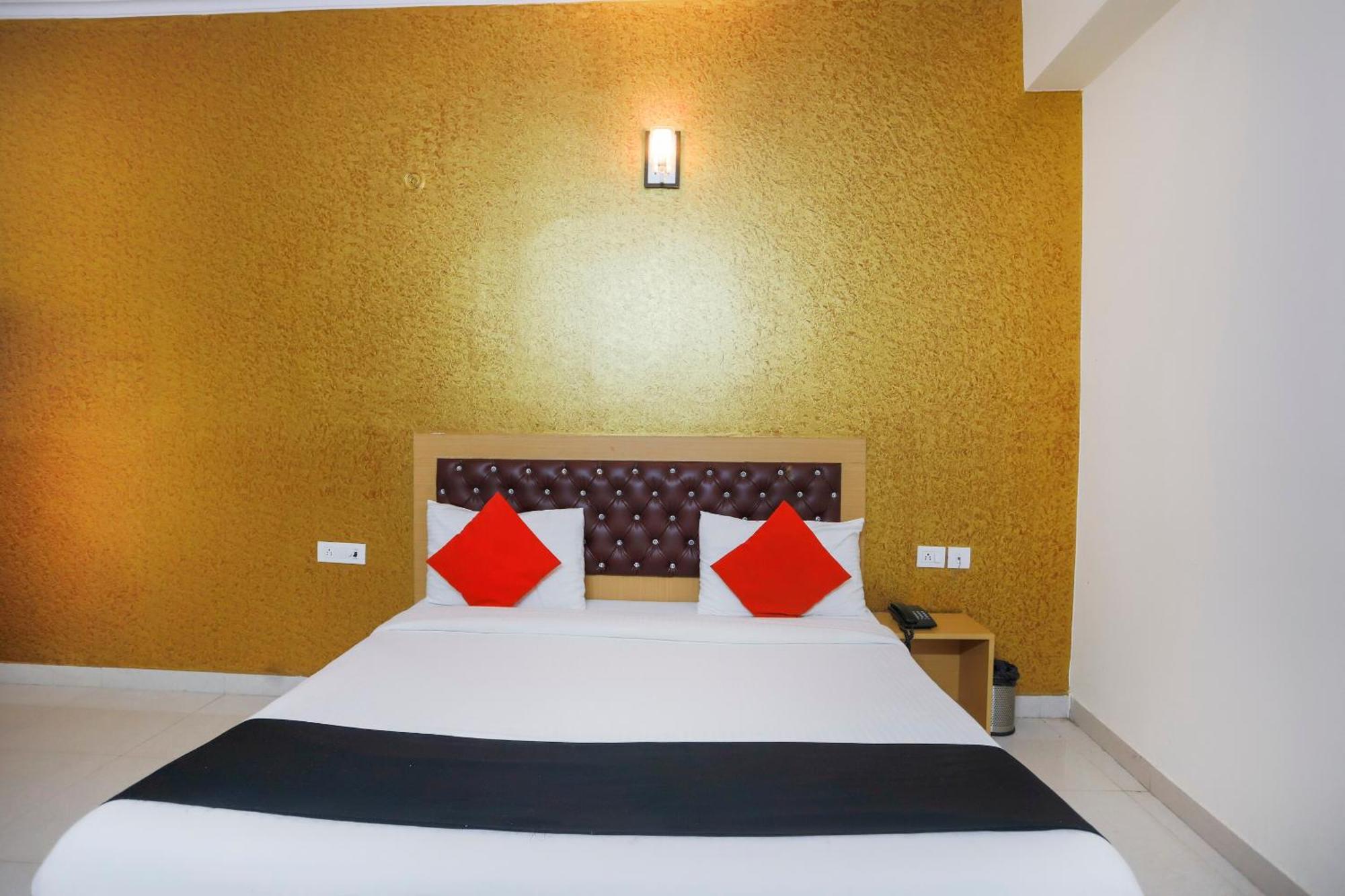 Hotel Diamond Imperial à Noida Extérieur photo