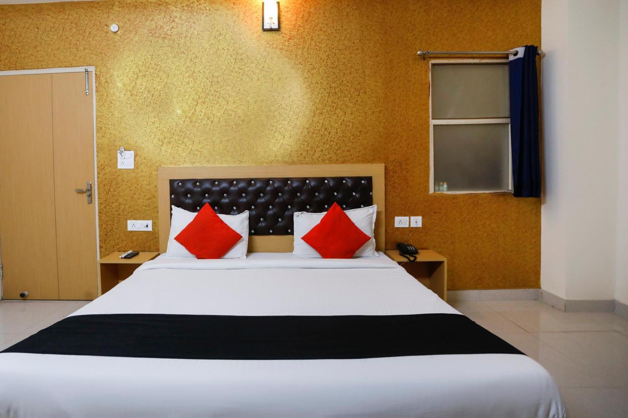 Hotel Diamond Imperial à Noida Extérieur photo